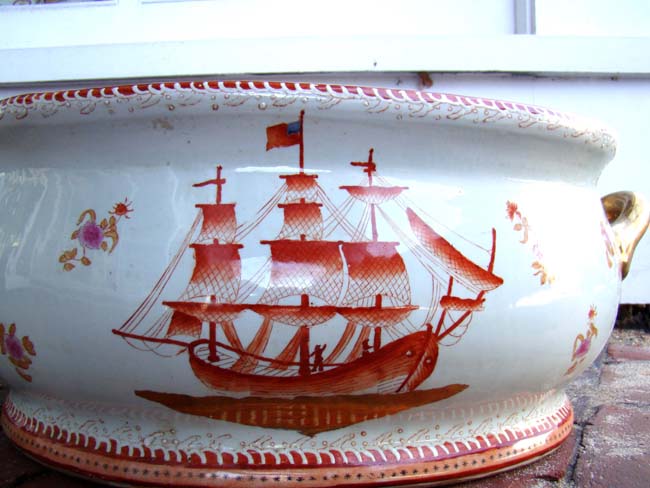 A large Chinese Export "Armorial Style" Foot Bath or Jardiniere — image 4